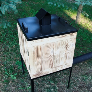 Wędzarnia ogrodowa drewniana z metalowym dachem - 50 x 50 x 50 cm - opalana - bez paleniska